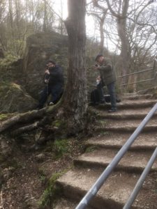 zwei MÃ¤nner positionieren Kameras im Wald