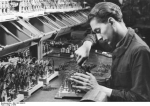 junger Mann arbeitet an Elektronik 