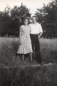 junges Paar auf Feld