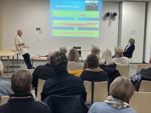 Frau hält Vortrag vor Publikum