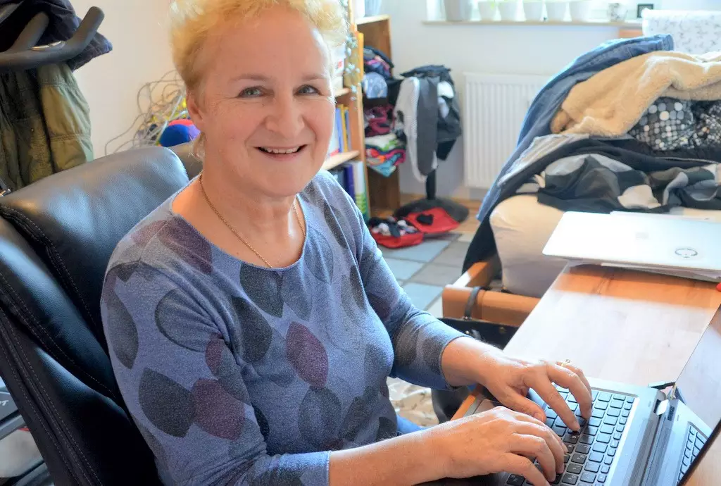 Frau sitzt an Laptop