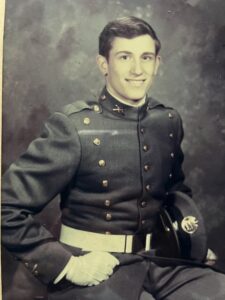 junger Mann in Militäruniform