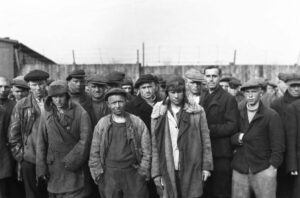 Männer in Arbeitskleidung an einer Zeche