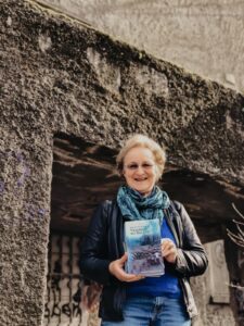 Frau vor Bunker mit Buch