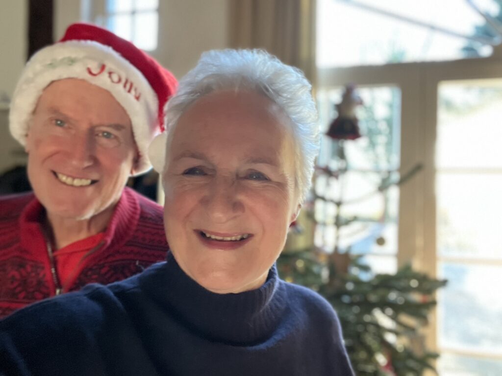 Frau und Mann vor Weihnachtsbaum