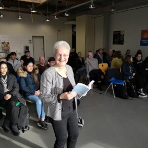 Frau vor Schulklasse