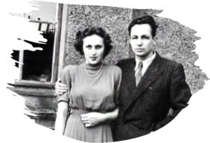 Mann und Frau vor Haus in schwarz und weiß