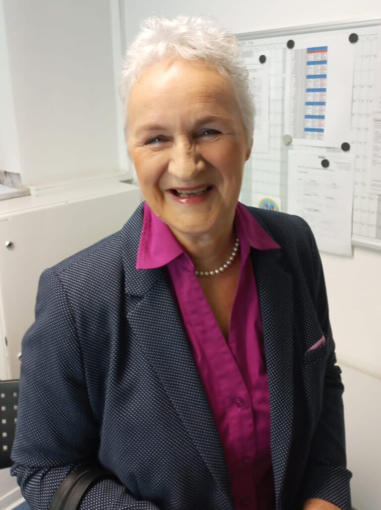 lächelnde Frau in den Sechzigern