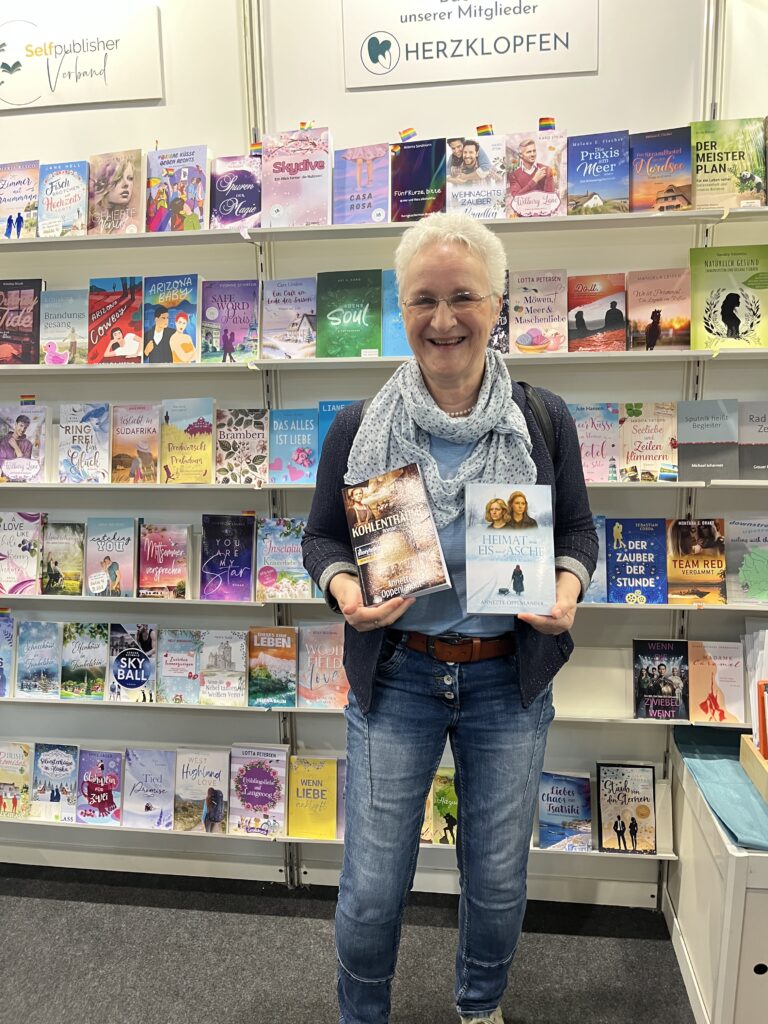 Frau mit 2 Büchern vor Bücherregal