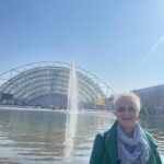 Frau vor Leipziger Buchmesse Eingang