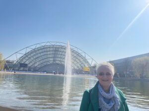 Frau vor Leipziger Buchmesse Eingang