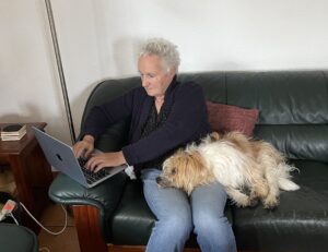 Frau mit Hund und Laptop